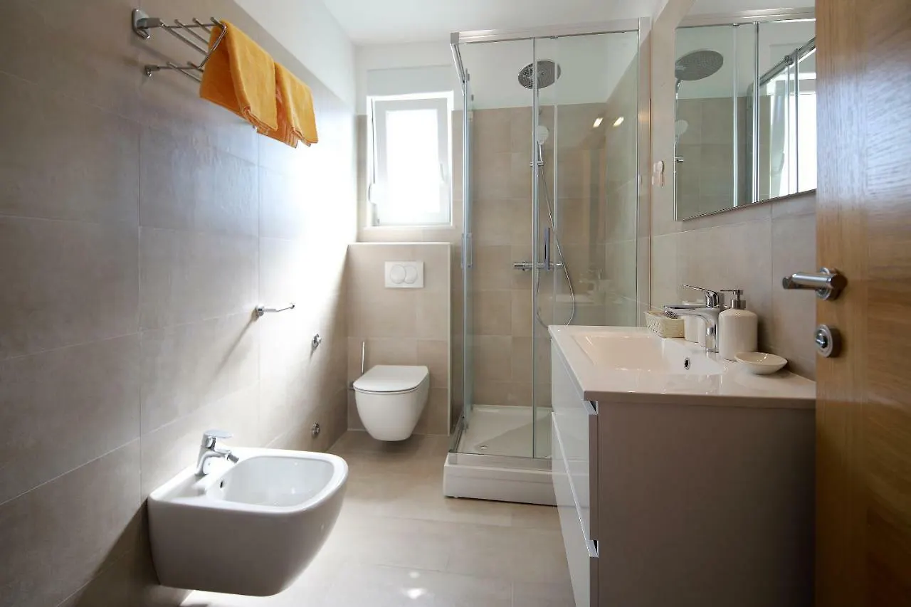 Apartmani Judita Pinezići 0*,